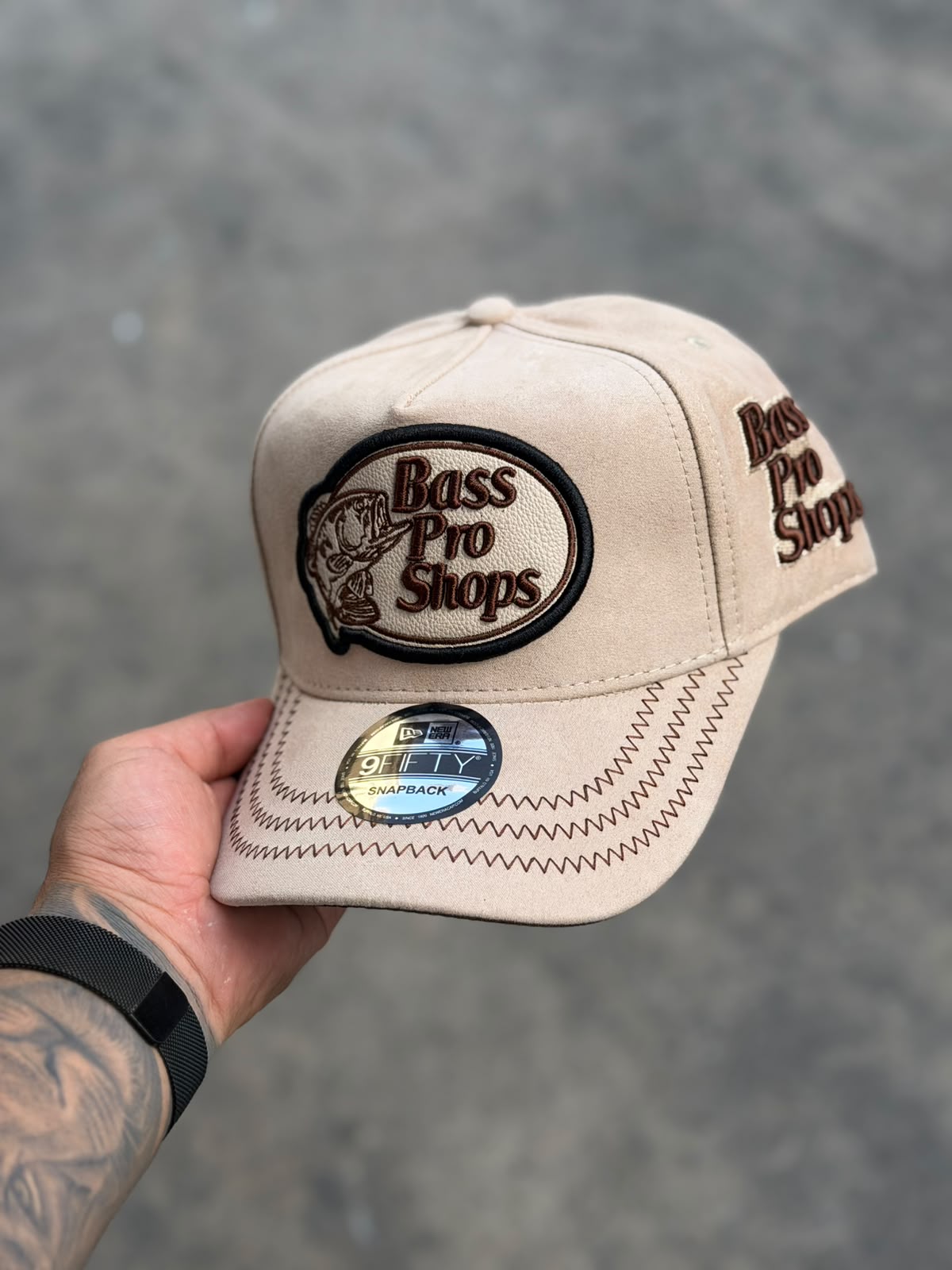 Gorra Bass Pro Shop Gamuza Beige Detalles Marrones